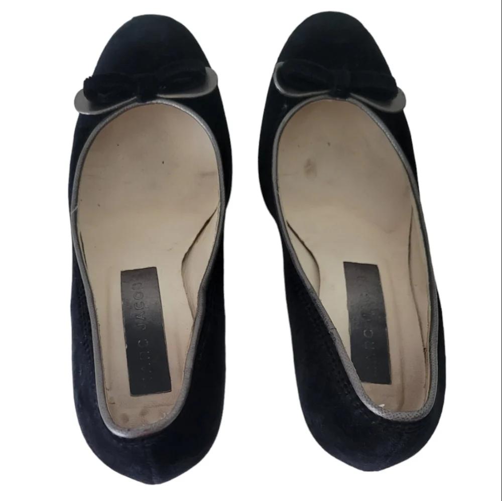 MARC JACOBS Velvet Closed Toe Heels - Picture 9 of 10